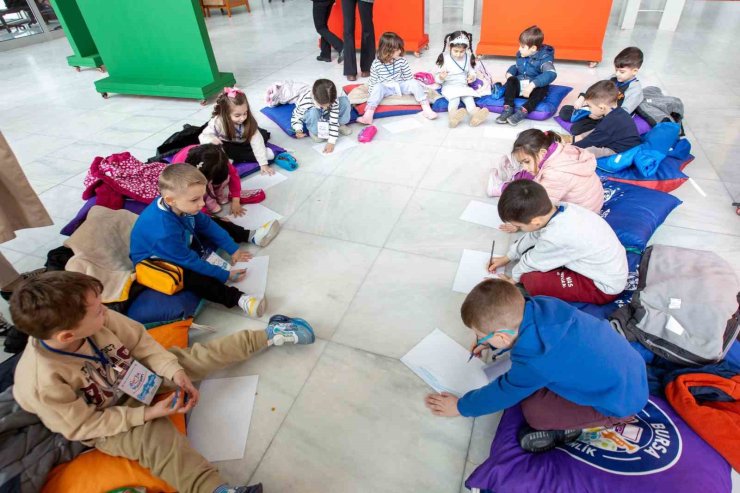 ‘Resimlerden Resim Beğen Sergisi’ne miniklerden ziyaret