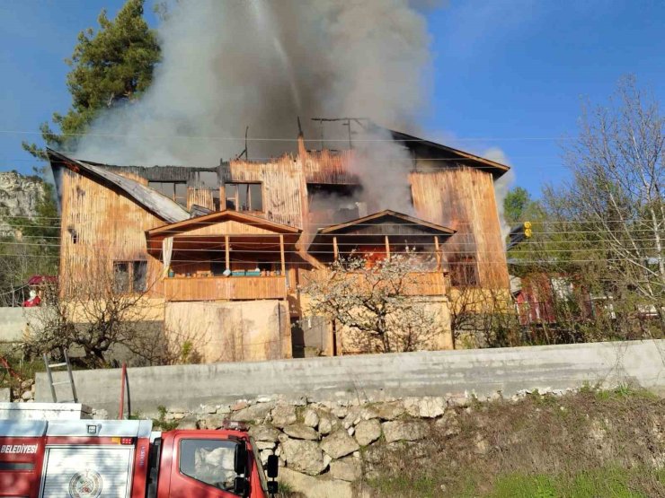 Mersin’de 3 katlı evde yangın