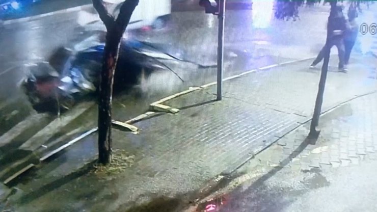 Yayaların ölümden kıl payı kurtulduğu, aracın hurdaya döndüğü kaza kamerada