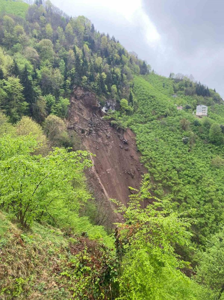 Trabzon’un Araklı ilçesindeki heyelan korkuttu
