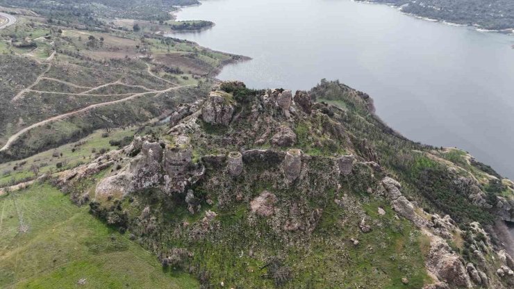 Çanakkale’de orman yangınlarında alevlere teslim olan Atikhisar Kalesi yeşermeye başladı