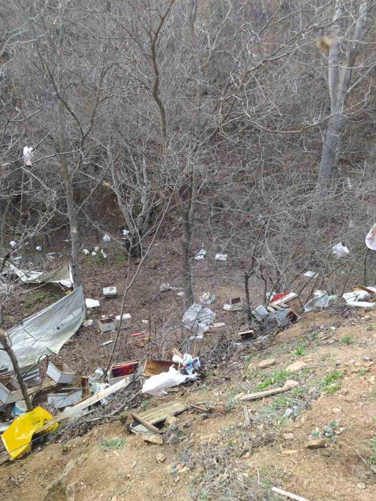 Gümüşhane’de fırtınada arı kovanları telef oldu