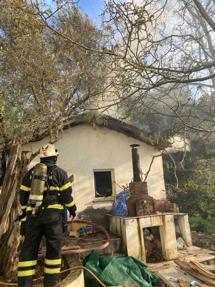 Mangal için yakılan barbekü çatı yangınına neden oldu