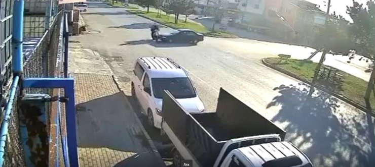 Otomobil ile motosikletin çarpışması sonucu 1 kişinin yaralandığı trafik kazası kamerada