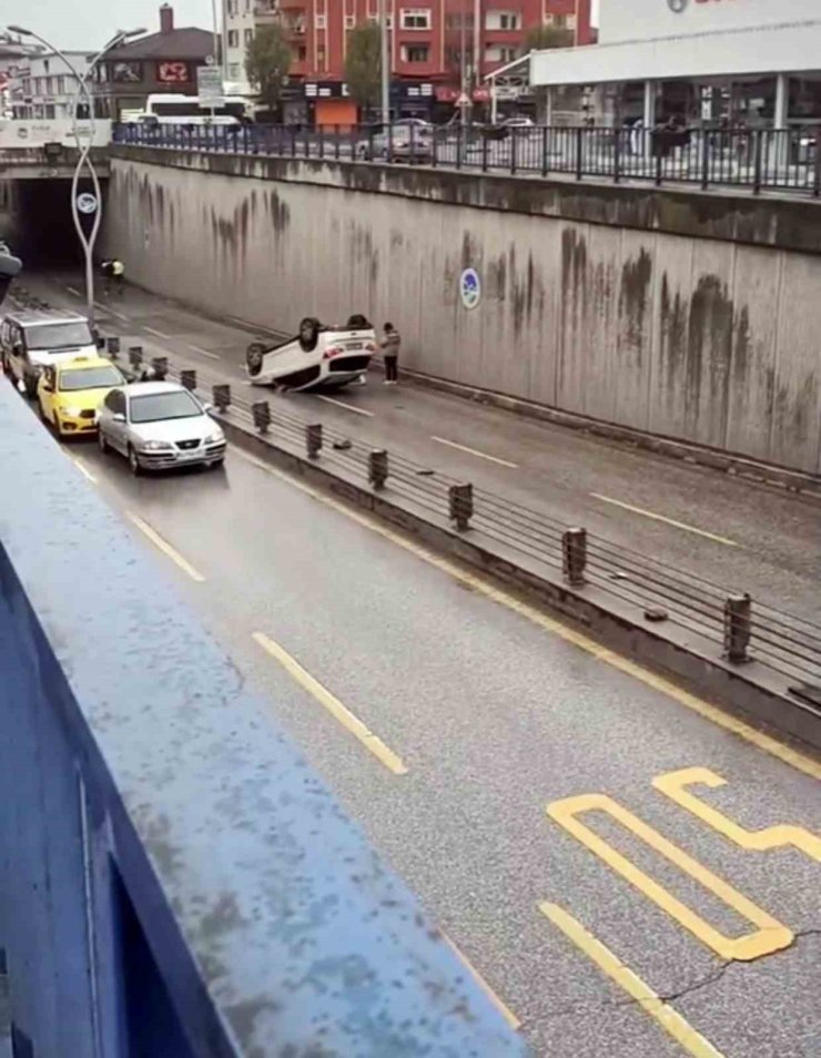 Alt geçitte takla atan otomobil trafiği aksattı