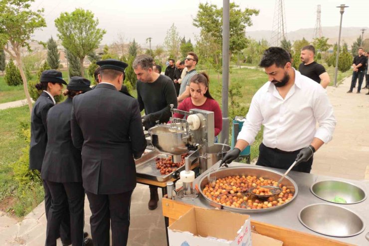 Cizre’de Polis Haftası etkinlikleri kapsamında şehitler anıtına karanfil bırakıldı
