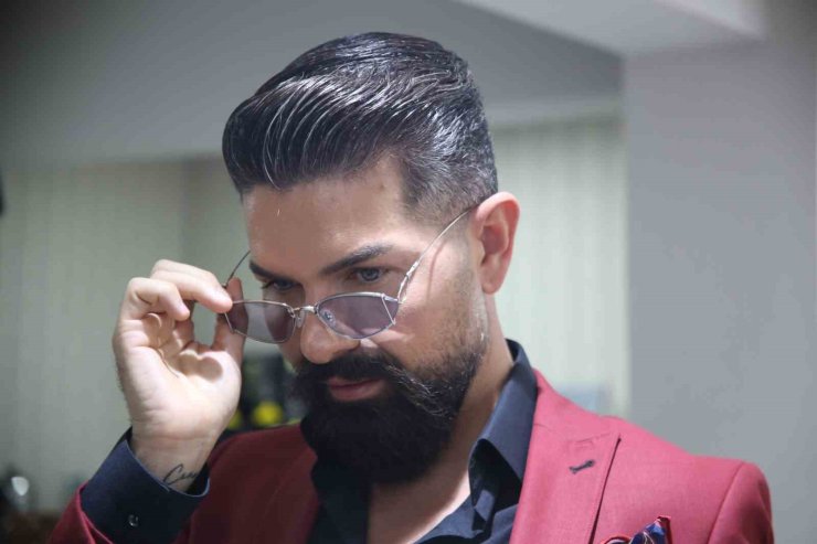 Ünlü sanatçının altın gözlüğüne değer biçilemiyor