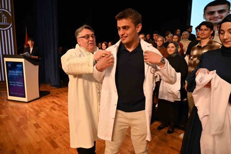 BEUN’da Eczacılık Fakültesi beyaz önlük giyme töreni heyecanı yaşandı