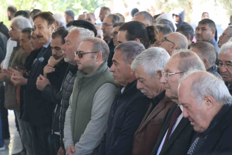 Ersun Yanal’ın annesi son yolculuğuna uğurlandı