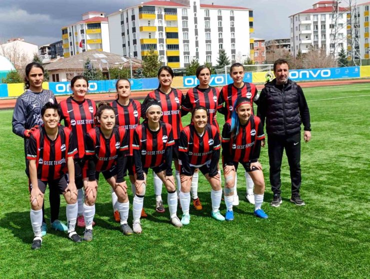Ağrılı iş insanı Cemal Kaya’dan kadın futboluna anlamlı destek