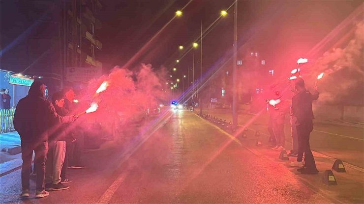 Aksaray’da gençlerden polislere 180’inci yıl sürprizi