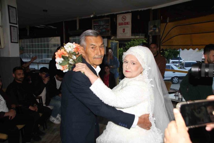 Eşine 45 yıl sonra gelinlik giydirdi, gözyaşlarını tutamadı