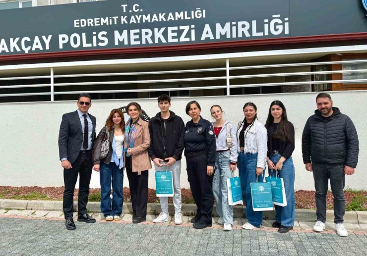 Altınoluk MYO öğrencilerinden polis teşkilatına anlamlı ziyaret