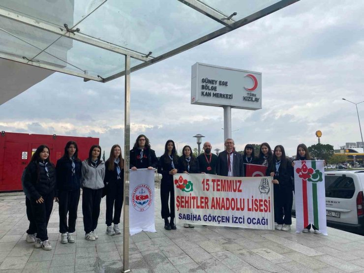 İzcilerden Kızılay’a anlamlı ziyaret