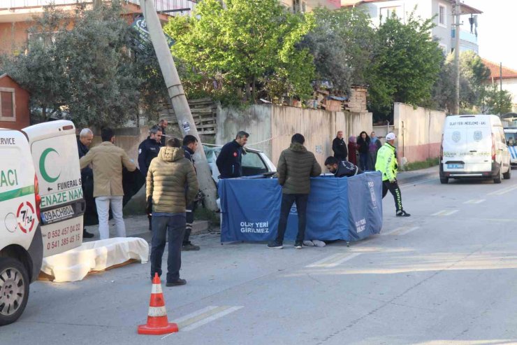 Elektrik direğine çarpan otomobilin sürücüsü hayatını kaybetti