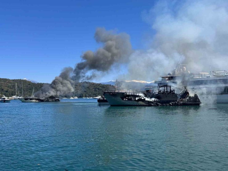 Fethiye’de 4 tekneyi küle çeviren yangın söndürüldü