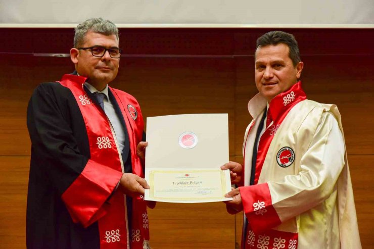 Kastamonu Üniversitesi’nde başarılı olan akademisyenlerle öğrenciler ödüllendirildi