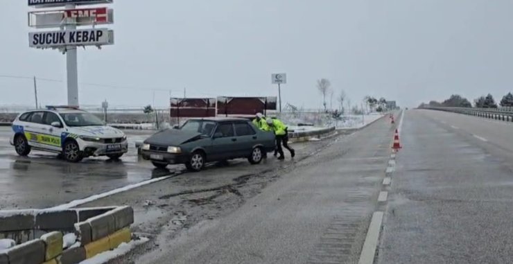 Yolda kalan sürücülerin imdadına trafik polisleri yetişti