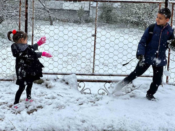Minikler nisan ayında kar yağışının keyfini çıkardı