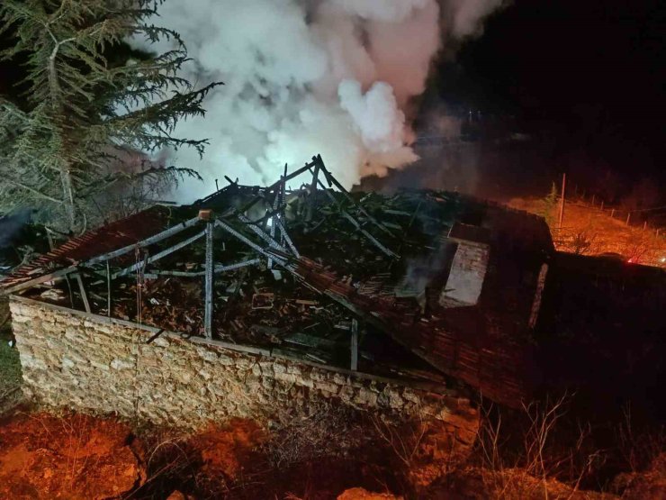 Ankara’da çıkan yangında ev küle döndü