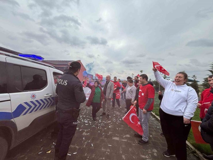 Bursa’da polis ekiplerine meşaleli sürpriz