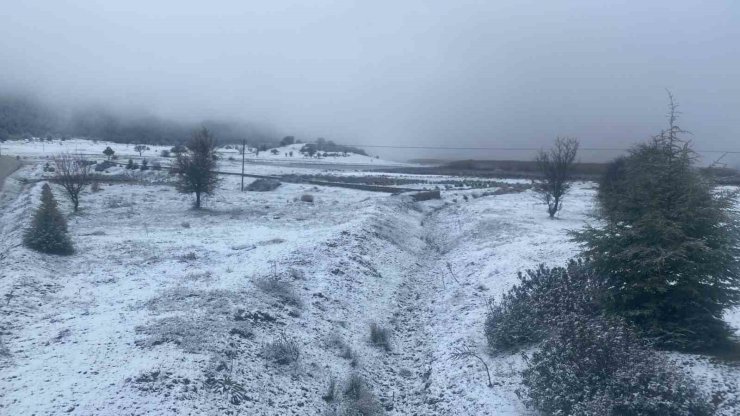 Denizli’nin yüksek kesimleri beyaz örtüyle kaplandı