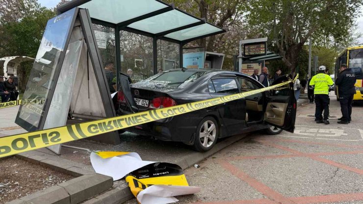 Gaziantep’te kontrolden çıkan otomobil, otobüs durağına daldı: 5 yaralı
