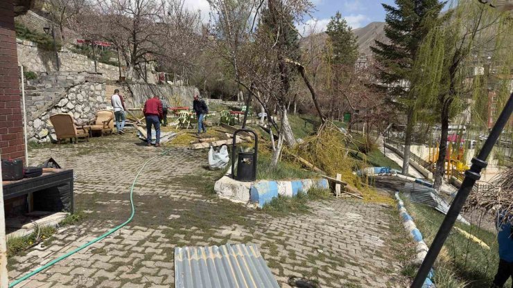 Hakkari’de fırtınanın izleri siliniyor