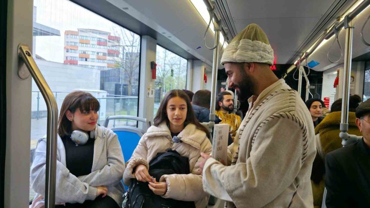 Roman kahramanları tramvaya bindi, kitap dağıttı