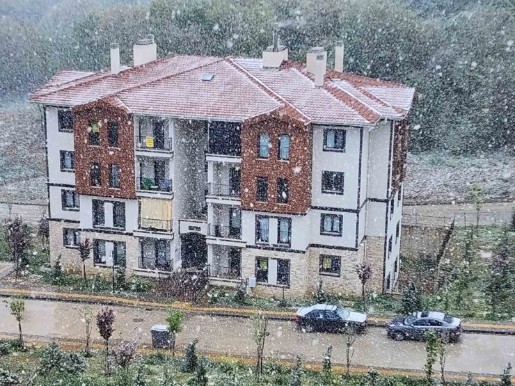 Bahar ayında şehir merkezinde lapa lapa kar: "Sabah güneş vardı şimdi kar yağıyor"