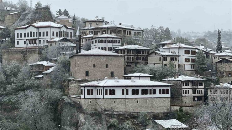 Osmanlı şehri Safranbolu’nun tarihi yapıları Nisan ayında beyaza büründü