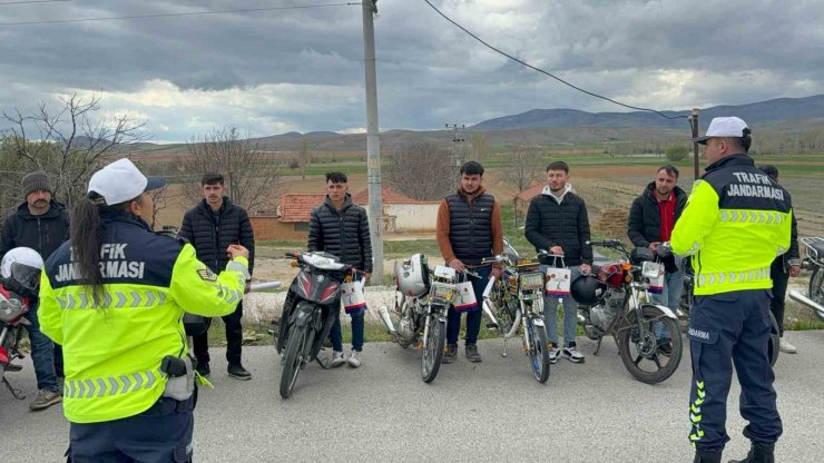 Motosiklet sürücülerine jandarmadan ‘1 kural bir ömür’ eğitimi