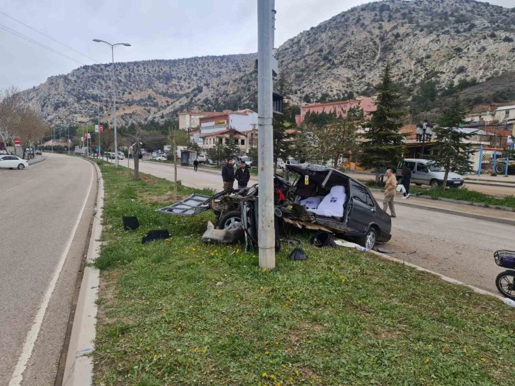 Nallıhan’da feci kaza: Fiat Tofaş araç ikiye bölündü
