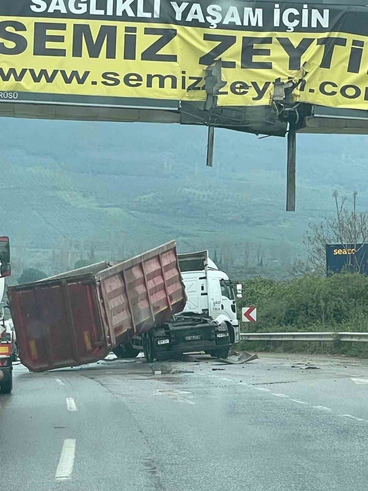 Damperi açılan tır üst geçide çarptı