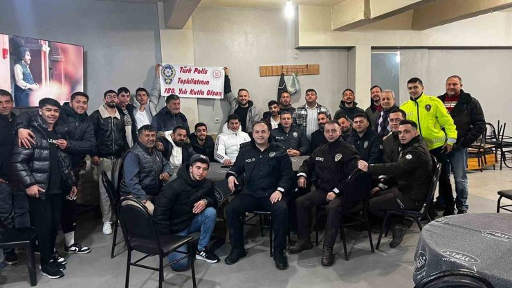 Sandalyeler havada uçuştu, kavga bir anda kutlamaya döndü