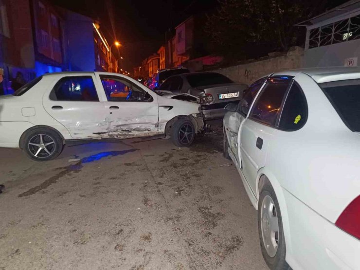 Çarpışmada savrulan araç 4 otomobile daha çarptı: 1 yaralı