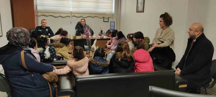 Çocuklar Polis Haftası’nda karakolu ziyaret etti