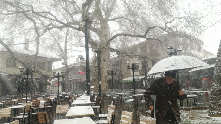 Nisan ayında yağan kar Isparta’nın Yalvaç ilçesini beyaza bürüdü