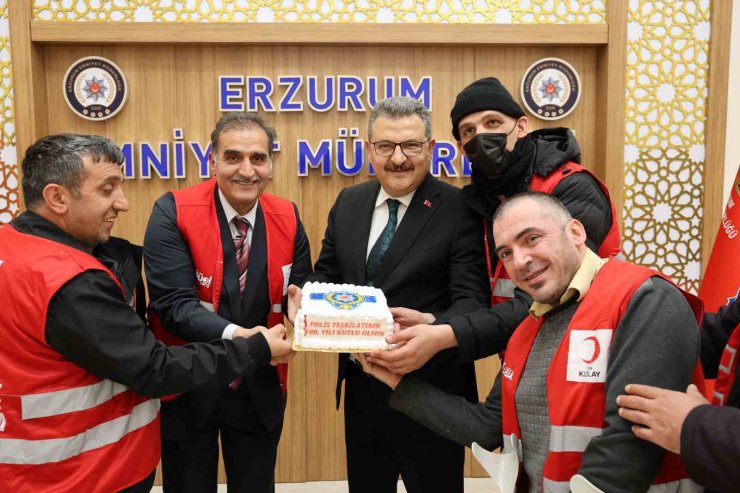 Erzurum Kızılay Engelliler Meclisi’nden polislere pasta sürprizi
