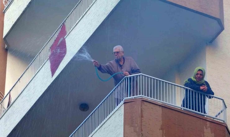 Alev alev yanan kamyonete damacana ve balkonlardan hortumla müdahale ettiler