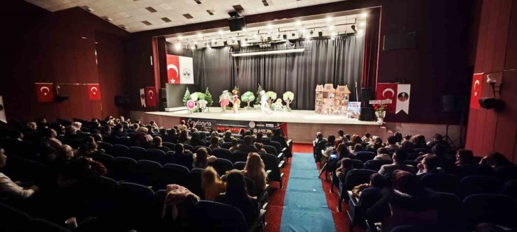 Elazığ’da tiyatro festivali yoğun ilgi gördü