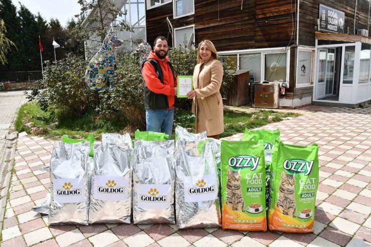 Hayvanseverlerden patili dostlara mama bağışı
