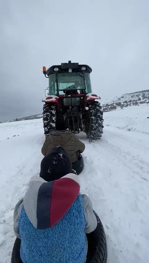 Traktöre bağladıkları lastiklerle kayak keyfi yaptılar