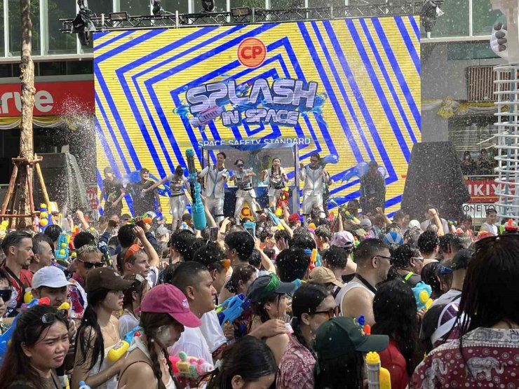 Tayland’da Songkran Su Festivali renkli görüntülerle başladı