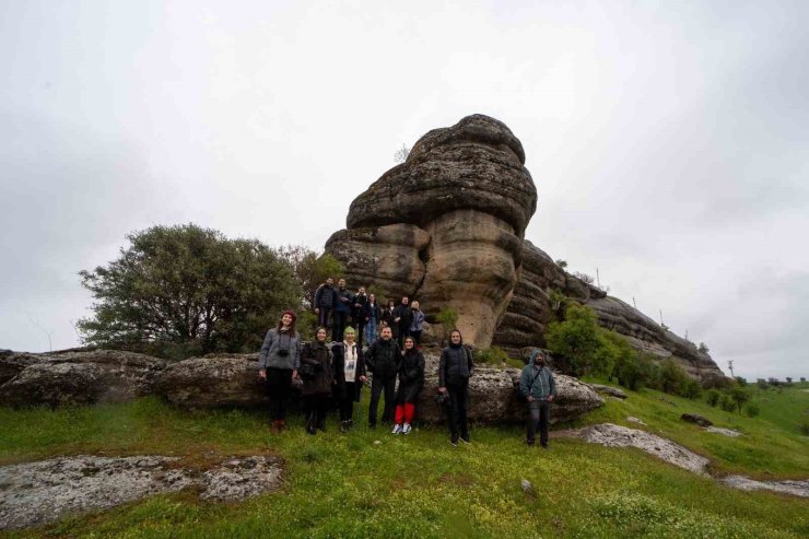 Fotoğraf severler yağmur altında Kefrun Kalesi’ni fotoğrafladı