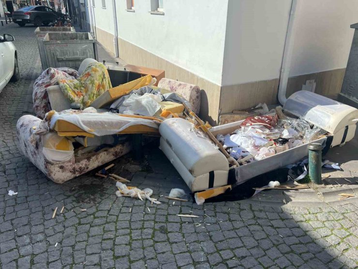 Parçalanmış atık mobilyalarla yaya geçidini kapattılar