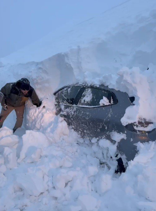 Film sahnelerini aratmayan kurtarma çalışması: Tonlarca ağırlıktaki kar kütlesinin altında kalan otomobil böyle çıkarıldı