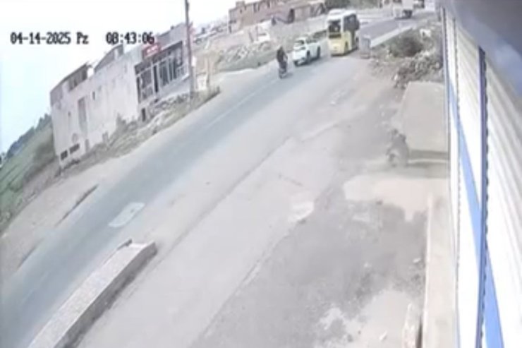 Mardin’de motosikletin otomobil ile tıra çarptığı kaza kamerada