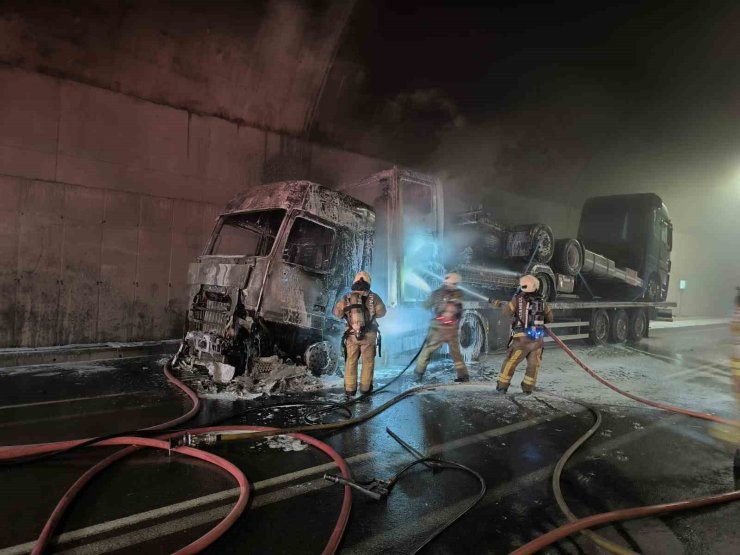 Sabiha Gökçen bağlantı yolundaki tünelde tır yangını: Patlamanı anı kamerada