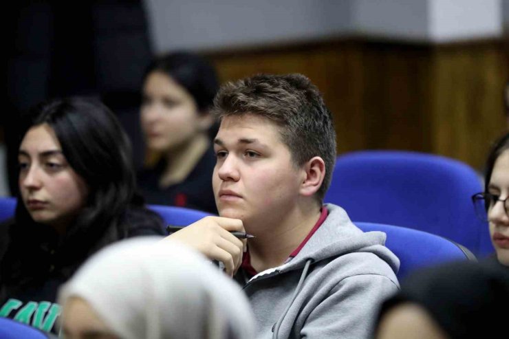 Kültür sanat etkinlikleri ‘Dünya ve Roman’ başlıklı söyleşi ile devam etti